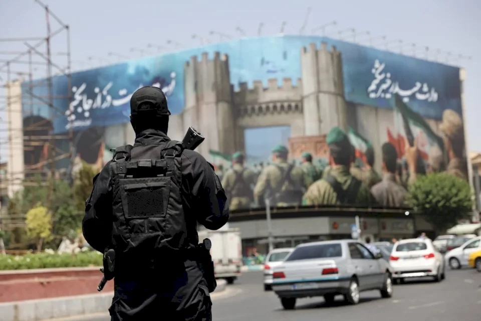 ইরানে বিক্ষোভে অংশ নেওয়ায় ৩০ জন গ্রেপ্তার