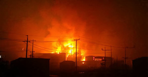 কক্সবাজারের কলাতলী এলাকায় গ্যাস পাম্পে ভয়াবহ আগুনের লেলিহান শিখা