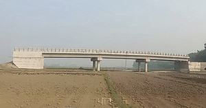 চাঁপাইনবাবগঞ্জে মাঠের মাঝে দাঁড়িয়ে থাকা অকেজো সেতু