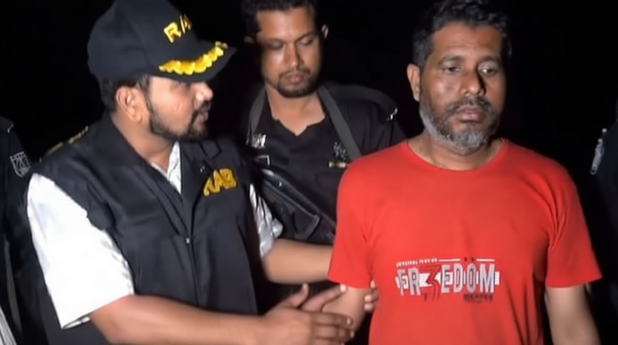 উদ্ধার হওয়া ব্যবসায়ীকে নিয়ে র‍্যাব সদস্যদের ব্রিফিং