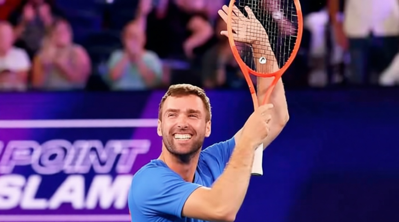 অপেশাদার টেনিস খেলোয়াড় জর্ডান স্মিথের মিলিয়ন ডলার জয়ের উদযাপন