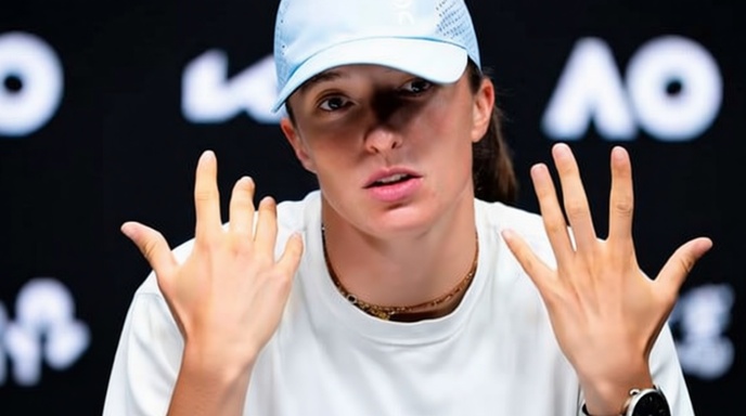 আমরা কি চিড়িয়াখানার পশু? অস্ট্রেলিয়ান ওপেনে নজরদারি নিয়ে সিওনতেক ও গফের তীব্র ক্ষোভ