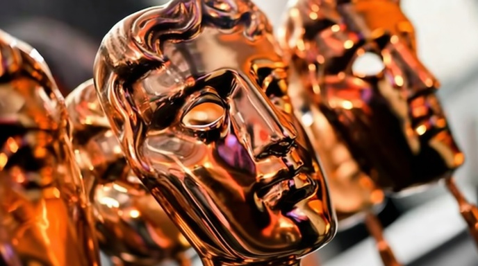 বাফটা ২০২৫ পুরস্কার বিতরণী মঞ্চে চলচ্চিত্র পুরস্কারের ট্রফি।