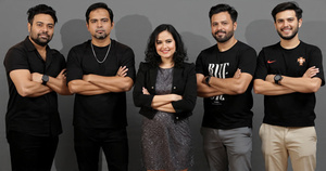 নিসর্গ ব্যান্ডের সদস্যরা একটি লাইভ কনসার্টে পারফর্ম করছেন