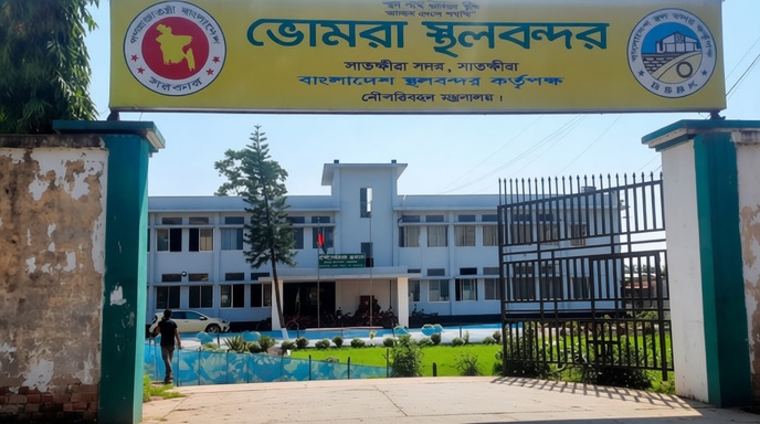 ভোমরা স্থলবন্দরে পণ্যবাহী ট্রাকের সারি