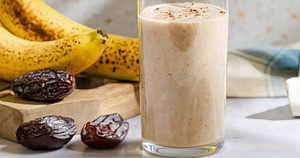 ইফতারের জন্য তৈরি এক গ্লাস পুষ্টিকর খেজুরের স্মুদি