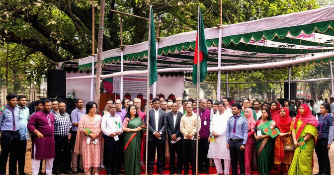 ঢাবিতে ঐতিহাসিক পতাকা উত্তোলন দিবস পালিত: জাতীয় মাইলফলক স্মরণের আহ্বান উপাচার্যের