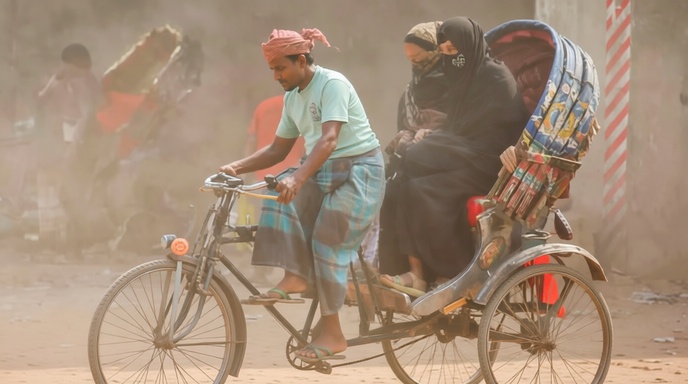 ঢাকার ধোঁয়াচ্ছন্ন দৃশ্য, যা তীব্র বায়ুদূষণ ও 'খুব অস্বাস্থ্যকর' অবস্থাকে প্রতীকী করে।