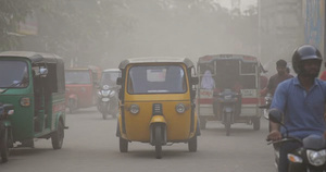 বায়ু দূষণে আচ্ছন্ন ঢাকা শহরের আকাশ