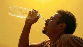 ঢাকা শহরের আকাশে মেঘের আনাগোনা