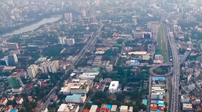 ঢাকার আকাশে বায়ুদূষণ ও ধোঁয়াশার দৃশ্য