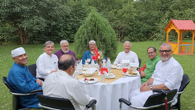 মিন্টো রোডের বাংলো ছাড়ার আগে ড. ইউনূসের বিদায়ী ইফতারের দৃশ্য