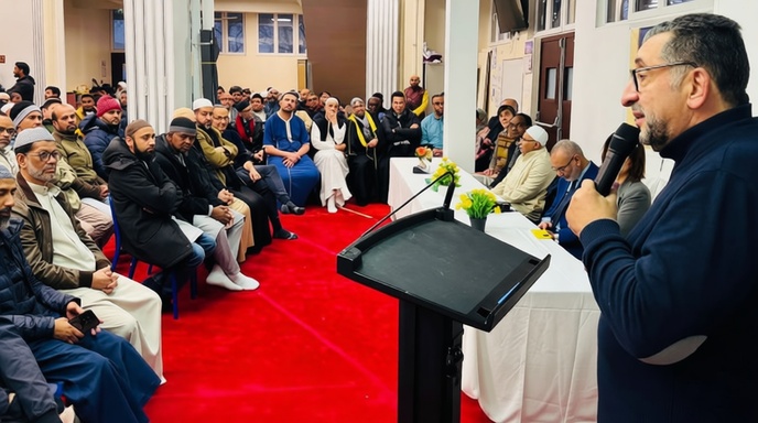 প্যারিসের ইফতার অনুষ্ঠানে ফরাসি এমপি সুমাইয়া বোরোয়াহা, ইসলামিক ঐতিহ্য নিয়ে আলোচনা করছেন।