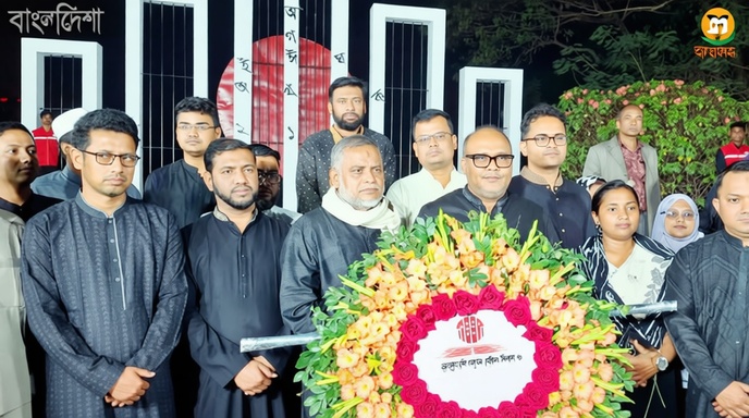 রাতের আলোয় হবিগঞ্জ শহীদ মিনারে ফুল দিয়ে শ্রদ্ধা জানাচ্ছে মানুষ
