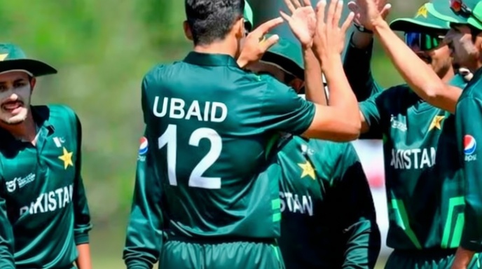 একই ফ্রেমে ক্রিকেট ও ফুটবল ম্যাচের উত্তেজনার দৃশ্য