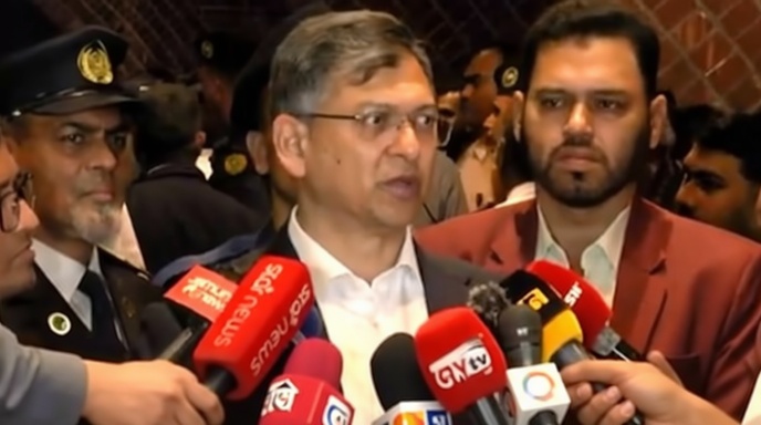 গণমাধ্যমের সাথে কথা বলছেন স্বরাষ্ট্রমন্ত্রী সালাহউদ্দিন আহমদ