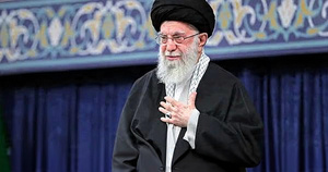 শোকের প্রতীক হিসেবে কালো রিবনসহ আয়াতুল্লাহ আলী খামেনির ছবি