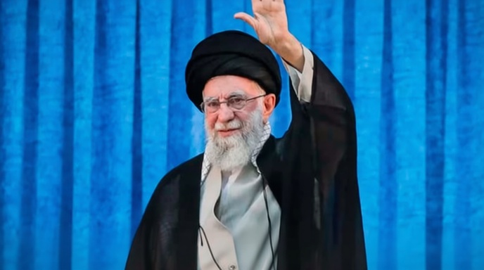 আয়াতুল্লাহ আলী খামেনি এবং ইরানের পতাকা