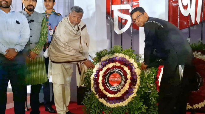 জয়পুরহাট শহীদ মিনারে মানুষের ঢল