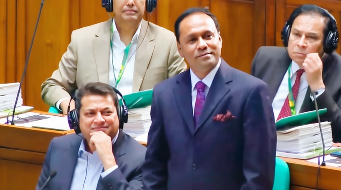 ডেপুটি স্পিকার হিসেবে আসন গ্রহণ করছেন ব্যারিস্টার কায়সার কামাল