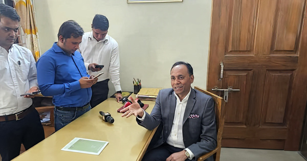 সকাল ৯টায় ভূমি অফিসে প্রতিমন্ত্রী; বারান্দায় অপেক্ষায় মন্ত্রী, উধাও কর্মচারীরা