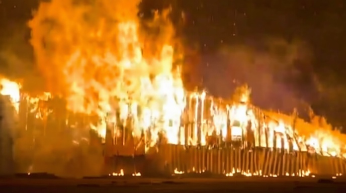 কুমারখালীতে রাতের অগ্নিকাণ্ডের পর একটি দোকানের ধ্বংসাবশেষ