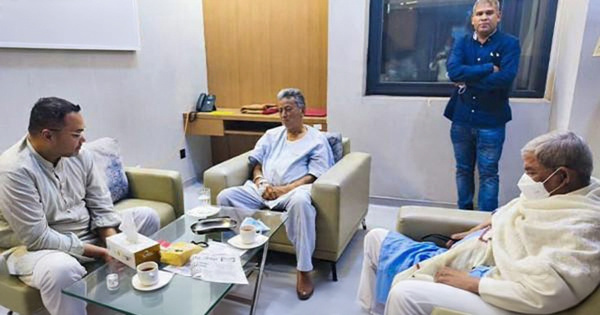 রাজনীতির ঊর্ধ্বে সৌজন্য: অসুস্থ আমীর খসরুকে দেখতে হাসপাতালে মির্জা ফখরুল