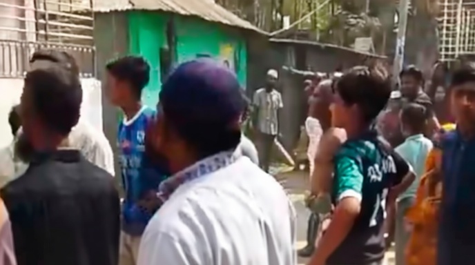 কুষ্টিয়ায় চুরির অভিযোগে বাড়িতে হামলার দৃশ্য