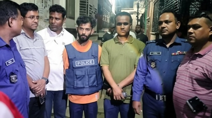 নারায়ণগঞ্জে উদ্ধারকৃত পিস্তল ও গ্রেপ্তারকৃতরা