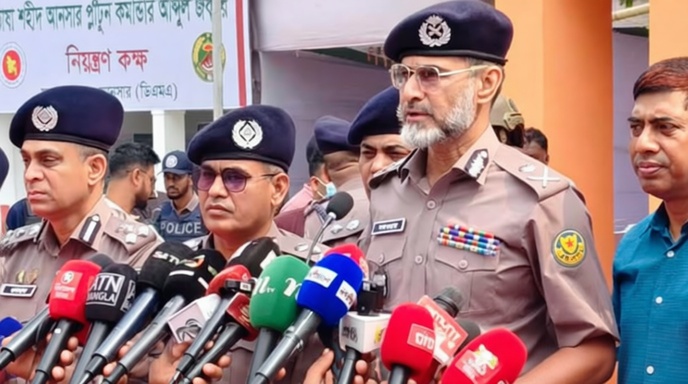 বইমেলায় নিরাপত্তা পর্যবেক্ষণে ডিএমপি কর্মকর্তা