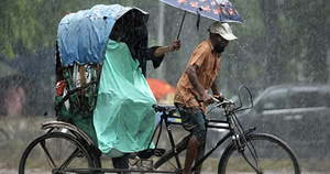 মেঘলা আকাশের নিচে বৃষ্টির দৃশ্য