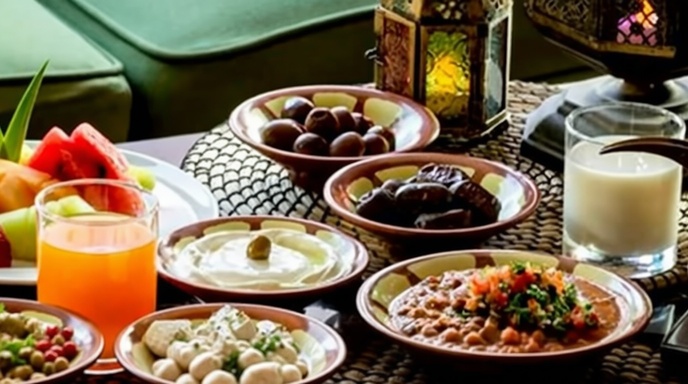 ফল ও বাদামসহ স্বাস্থ্যকর ইফতারের থালা