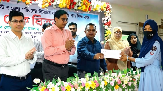 সিরাজগঞ্জে শিক্ষার্থীদের মাঝে শিক্ষাবৃত্তির চেক বিতরণ