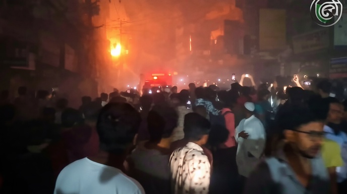 ট্রান্সফরমার বিস্ফোরণের পর মাওনা চৌরাস্তায় আগুন নিয়ন্ত্রণে ফায়ার সার্ভিস