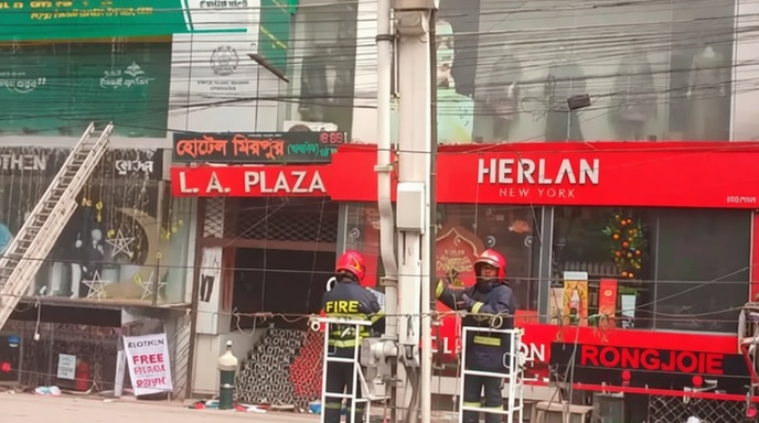 বঙ্গভবনের সামনে দুর্ঘটনাকবলিত এলাকা
