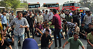 রূপগঞ্জে শ্রমিকদের মহাসড়ক অবরোধ